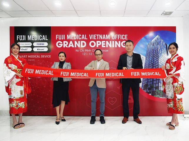 đại diện fuji medical Việt Nam cắt băng khai trương