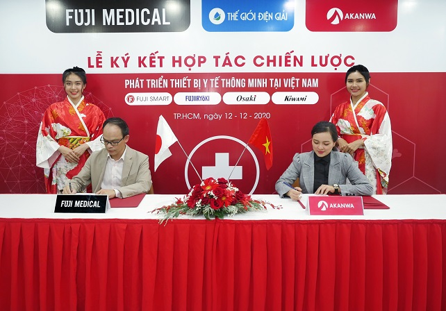 ông Lê Văn Như Hải CEO Fuji Medical Việt Nam và CEO Akanwa Việt Nam kí ký kết với Fuji Medical Việt Nam