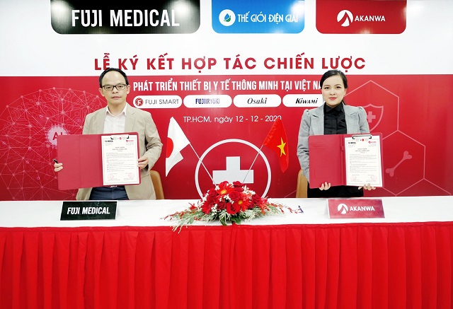 đại diện của Akanwa và Fuji Medical hoàn thành ký kết