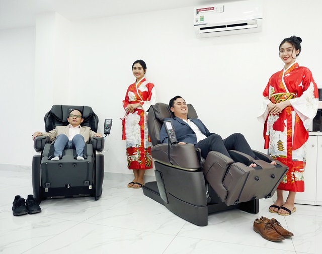 khách tham quan trải nghiệm ghế massage