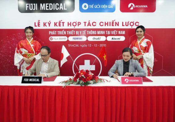 đại diện akanwa ký kết với Fuji Medical